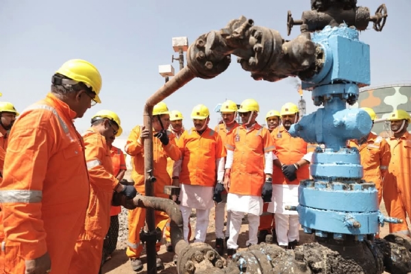 નંદાસણ GGS અને ડ્રિલિંગ રિગની મુલાકાતે મહેસાણા સાંસદ હરિભાઈ પટેલ નંદાસણ GGS અને ડ્રિલિંગ રિગની મુલાકાતે મહેસાણા સાંસદ હરિભાઈ પટેલ