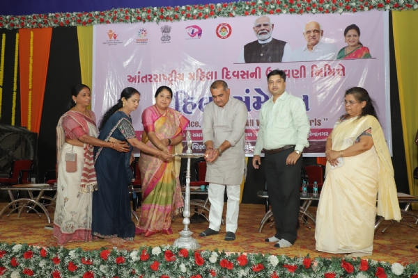 સુરેન્દ્રનગરના વઢવાણ ખાતે જિલ્લા પંચાયત પ્રમુખ હરિકૃષ્ણ પટેલના અધ્યક્ષસ્થાને આંતરરાષ્ટ્રીય મહિલા દિવસની ઉજવણી