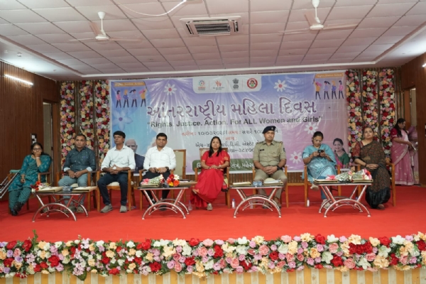 મહેસાણામાં આંતરરાષ્ટ્રીય મહિલા દિવસની ઉજવણી, લાભાર્થી બહેનોને સહાય ચેકનું વિતરણ મહેસાણામાં આંતરરાષ્ટ્રીય મહિલા દિવસની ઉજવણી, લાભાર્થી બહેનોને સહાય ચેકનું વિતરણ