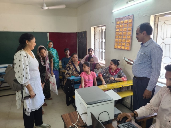 ઈશ્વરીયા ગામે ખાતેના સેવાસેતુ કાર્યક્રમની મુલાકાત લેતા કલેક્ટર એસ .ડી ધાનાણી. ઈશ્વરીયા ગામે ખાતેના સેવાસેતુ કાર્યક્રમની મુલાકાત લેતા કલેક્ટર એસ .ડી ધાનાણી.