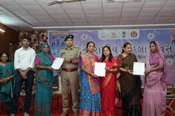 મહેસાણામાં આંતરરાષ્ટ્રીય મહિલા દિવસની ઉજવણી, લાભાર્થી બહેનોને સહાય ચેકનું વિતરણ મહેસાણામાં આંતરરાષ્ટ્રીય મહિલા દિવસની ઉજવણી, લાભાર્થી બહેનોને સહાય ચેકનું વિતરણ