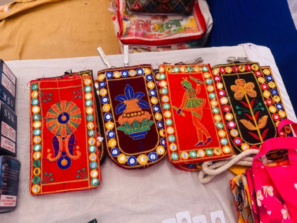 ચંદ્રાસણની હીરાબેન સેનમાં 20 વર્ષથી પર્સ-પાકીટ બનાવટથી મહિલાઓને આત્મનિર્ભર બનાવે છે