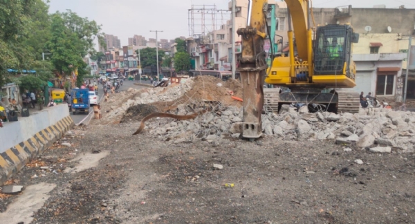 હાટકેશ્વર બ્રિજ તોડવાની કામગીરી સમયે મહિલા પર રેતી-કોંક્રિટના કોથળા પડ્યા