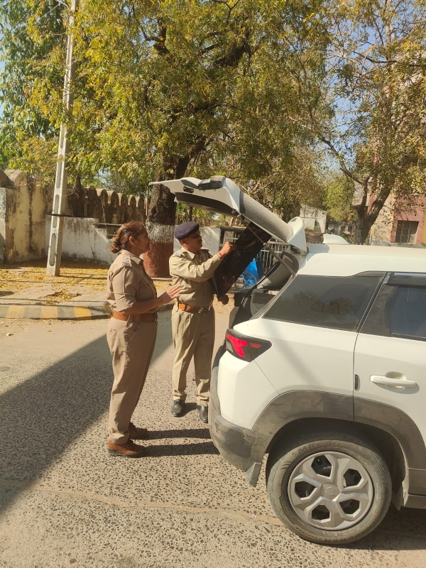 પોલીસ હેડક્વાર્ટરના પ્રવેશદ્વારે કાળા કાચ અને નંબર પ્લેટ વગરની ગાડીઓ સામે કાર્યવાહી પોલીસ હેડક્વાર્ટરના પ્રવેશદ્વારે કાળા કાચ અને નંબર પ્લેટ વગરની ગાડીઓ સામે કાર્યવાહી