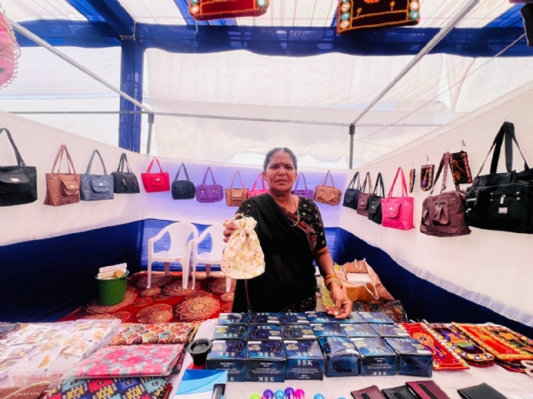 ચંદ્રાસણની હીરાબેન સેનમાં 20 વર્ષથી પર્સ-પાકીટ બનાવટથી મહિલાઓને આત્મનિર્ભર બનાવે છે