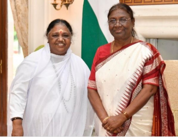 રાષ્ટ્રપતિ દ્રૌપદી મુર્મુ અને  માં અમૃતાનંદમયી