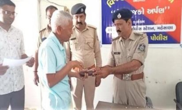 “તેરા તુજકો અર્પણ” કાર્યક્રમ અંતર્ગત વિજાપુર પોલીસ દ્વારા 10 મોબાઈલ ફોન મૂળ માલિકોને પરત