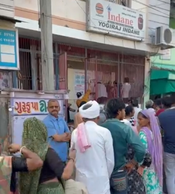 પાટણ-રાધનપુરમાં ગેસ બુકિંગ ખોરવાતા એજન્સી બહાર લાંબી કતારો