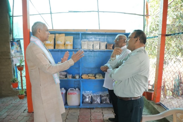 રાજ્યપાલ આચાર્ય દેવવ્રતએ ચીખલી તાલુકાના રૂમલા ગામમાં મારૂતિ મંથન પ્રાકૃતિક ફાર્મની મુલાકાત લીધી