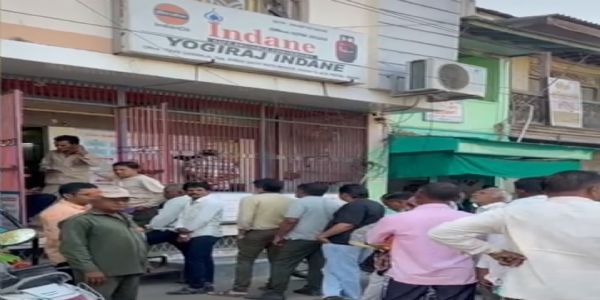 પાટણ-રાધનપુરમાં ગેસ બુકિંગ ખોરવાતા એજન્સી બહાર લાંબી કતાર