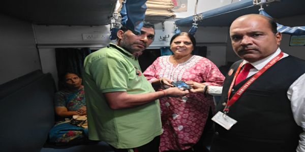 ભાવનગર મંડળના કર્મચારીઓએ દર્શાવી ઈમાનદારી : ટ્રેનમાં ભૂલાયેલ મહિલા મુસાફરનો આઈફોન સુરક્ષિત પરત આપ્યો”