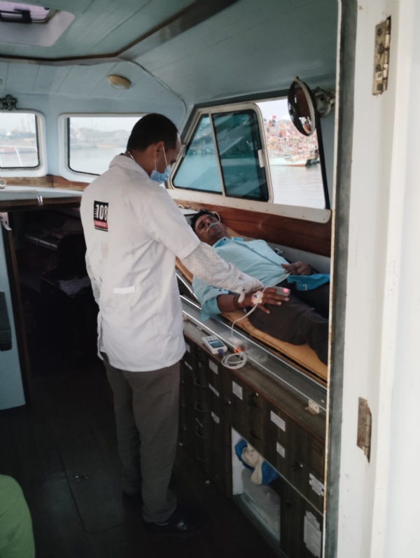 પોરબંદરમાં બોટ એમ્બ્યુલન્સ 108ની ટીમે માછીમાર નો જીવ બચાવ્યો. પોરબંદરમાં બોટ એમ્બ્યુલન્સ 108ની ટીમે માછીમાર નો જીવ બચાવ્યો.