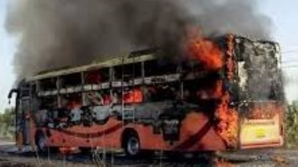 બનાસકાંઠાના નેનાવા ગામે રાજસ્થાનથી ગુજરાત આવતી  સ્વાગત ટ્રાવેલ્સ બસમાં આગ