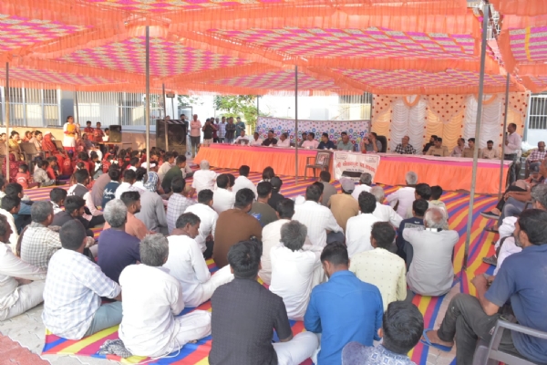 એલમપુર ખાતે રાત્રિસભામાં ગ્રામજનો સાથે સંવાદ સાધતા