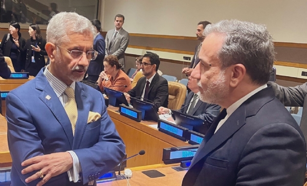 ઈરાની સમકક્ષ સાથે વાત કરતા વિદેશ પ્રધાન ડૉ. એસ. જયશંકર-ફાઈલ ફોટો ઈરાની સમકક્ષ સાથે વાત કરતા વિદેશ પ્રધાન ડૉ. એસ. જયશંકર-ફાઈલ ફોટો