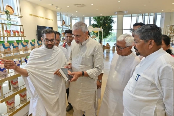 ધરમપુર સ્થિત શ્રીમદ્ રાજચંદ્ર મિશનની મુલાકાત લઈ શ્રીમદ્ રાજચંદ્રજીના ચરણોમાં વંદન કરતા ભાજપા પ્રદેશ અધ્યક્ષ જગદીશ વિશ્વકર્મા