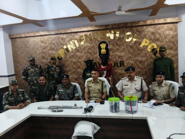 જડપાયેલ નક્સલી વિષે માહિતી આપતા લાતેહારના પોલીસ અધિક્ષક