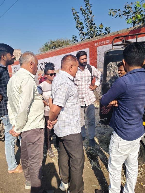 પોરબંદર મહાનગરપાલિકા દ્વારા જ્યુબેલી ચાર રસ્તા પાસે જાહેરમાં કચરો ફેંકનારને રૂ. 1000 દંડ ફટકારાયો પોરબંદર મહાનગરપાલિકા દ્વારા જ્યુબેલી ચાર રસ્તા પાસે જાહેરમાં કચરો ફેંકનારને રૂ. 1000 દંડ ફટકારાયો