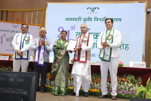 રાજ્યપાલના હસ્તે શ્રેષ્ઠ ખેડૂત (મહિલા) એવોર્ડ એનાયત