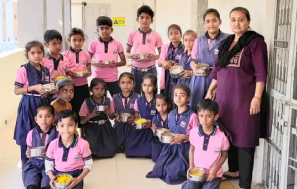 મહેસાણાના લાખવડ ગામની શાળામાં 500 વિદ્યાર્થીઓએ પ્લાસ્ટિકને કહ્યું ‘બાયબાય’, ઘરેથી પૌષ્ટિક નાસ્તો લાવવાની શરૂઆત મહેસાણાના લાખવડ ગામની શાળામાં 500 વિદ્યાર્થીઓએ પ્લાસ્ટિકને કહ્યું ‘બાયબાય’, ઘરેથી પૌષ્ટિક નાસ્તો લાવવાની શરૂઆત
