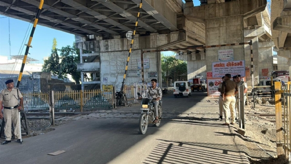 ઉદ્યોગનગરનુ ફાટક બંધ કરવા સામે સ્થાનિકોમાં આક્રોશ.