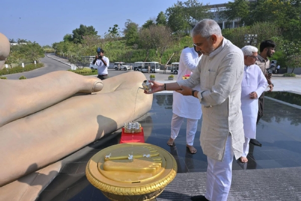 ધરમપુર સ્થિત શ્રીમદ્ રાજચંદ્ર મિશનની મુલાકાત લઈ શ્રીમદ્ રાજચંદ્રજીના ચરણોમાં વંદન કરતા ભાજપા પ્રદેશ અધ્યક્ષ જગદીશ વિશ્વકર્મા