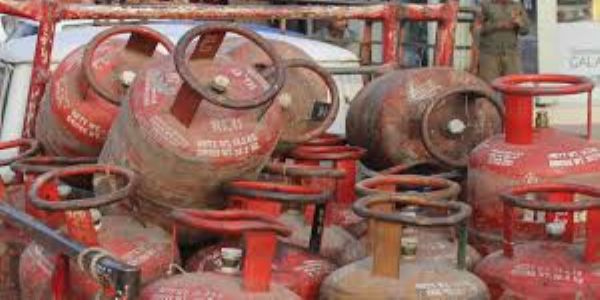 વડોદરામાં ગેસ સિલિન્ડરની કાળાબજારીનો પર્દાફાશ,અછત વચ્ચે નાનકડા ઘરમાં ગેસ બોટલના થપ્પે થપ્પા