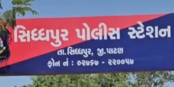 સિદ્ધપુર ગંજ બજારમાં દુકાન બહારથી ₹7730ના કરિયાણાની ચોરીની ઘટના સામે આવી.