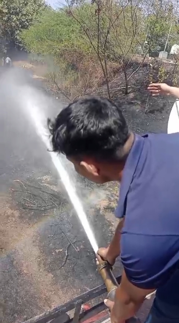 સરદાર પટેલ નેવી કવાર્ટર વિસ્તારમાં લાગી આગ.