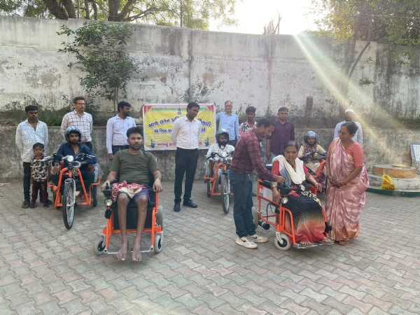 નર્મદા જિલ્લામાં દિવ્યાંગ લાભાર્થીઓને જોયસ્ટીક વ્હીલચેર અને મોટરાઈઝ્ડ ટ્રાયસીકલનું વિતરણ