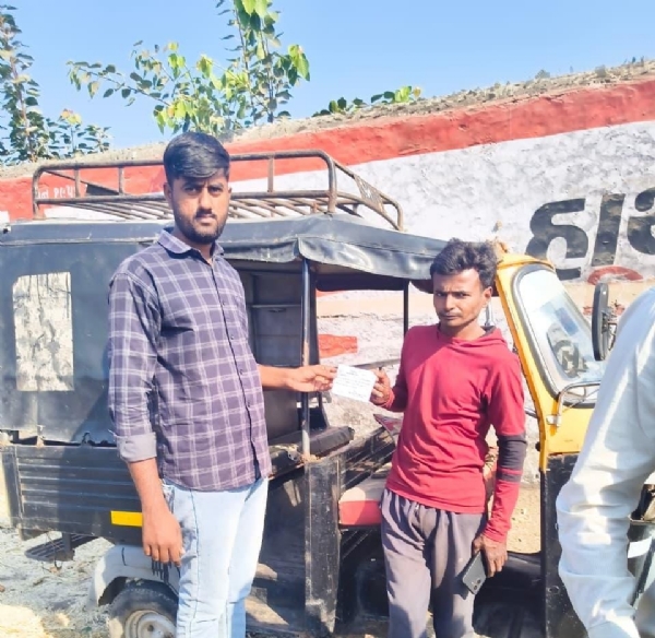 પોરબંદર મહાનગરપાલિકા દ્વારા જ્યુબેલી ચાર રસ્તા પાસે જાહેરમાં કચરો ફેંકનારને રૂ. 1000 દંડ ફટકારાયો પોરબંદર મહાનગરપાલિકા દ્વારા જ્યુબેલી ચાર રસ્તા પાસે જાહેરમાં કચરો ફેંકનારને રૂ. 1000 દંડ ફટકારાયો