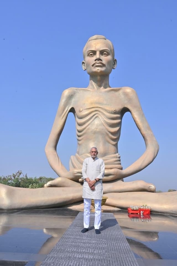 ધરમપુર સ્થિત શ્રીમદ્ રાજચંદ્ર મિશનની મુલાકાત લઈ શ્રીમદ્ રાજચંદ્રજીના ચરણોમાં વંદન કરતા ભાજપા પ્રદેશ અધ્યક્ષ જગદીશ વિશ્વકર્મા