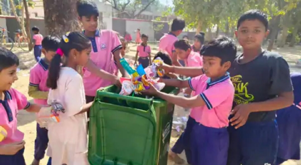 મહેસાણાના લાખવડ ગામની શાળામાં 500 વિદ્યાર્થીઓએ પ્લાસ્ટિકને કહ્યું ‘બાયબાય’, ઘરેથી પૌષ્ટિક નાસ્તો લાવવાની શરૂઆત મહેસાણાના લાખવડ ગામની શાળામાં 500 વિદ્યાર્થીઓએ પ્લાસ્ટિકને કહ્યું ‘બાયબાય’, ઘરેથી પૌષ્ટિક નાસ્તો લાવવાની શરૂઆત