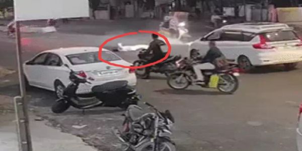 વડોદરામાં બેફામ કારનો કહેર: સ્પીડ બ્રેકર હોવા છતાં બાઈકસવારને ટક્કર, ઈજાગ્રસ્ત યુવક 20 ફૂટ દૂર ફેંકાયો