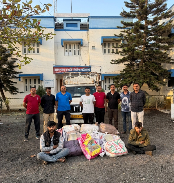 રાણાવાવ પોલીસે બોલેરો કાર માંથી દેશી દારૂનો જથ્થો ઝડપી પાડ્યો.