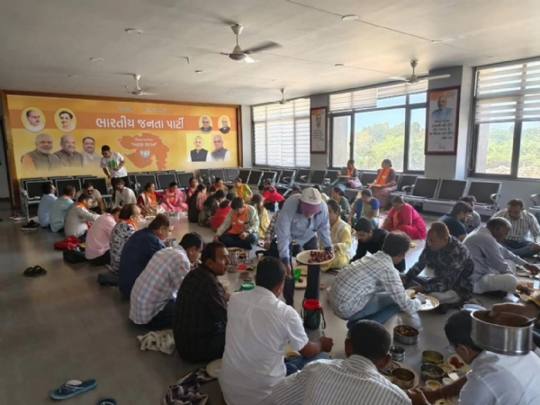 પોરબંદર શહેર અને તાલુકા ભાજપની ટિફિન બેઠક યોજાઇ. પોરબંદર શહેર અને તાલુકા ભાજપની ટિફિન બેઠક યોજાઇ.