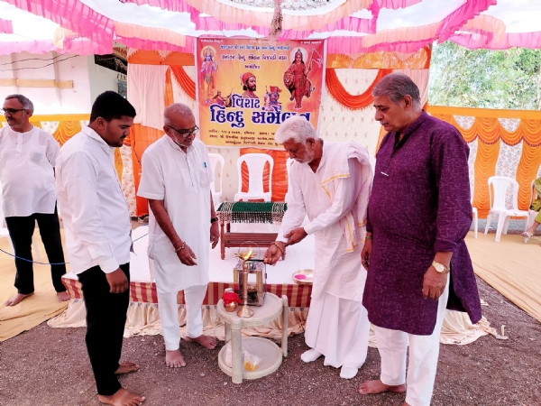 વિજપડી ખાતે હિન્દુ મહાસંમેલન યોજાયું, પૂ. ભક્તિબાપૂના હસ્તે દીપ પ્રાગટ્ય અને સન્માન