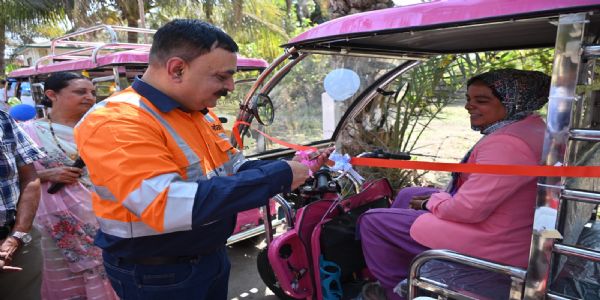 કોડીનાર ખાતે આંતરરાષ્ટ્રીય મહિલા દિવસની ઉજવણી અંતર્ગત ઇ-રિક્ષાનું લોકાર્પણ કરવામાં આવ્યું