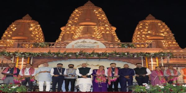 સુરતમાં પૂર્વ રાષ્ટ્રપતિ રામનાથ કોવિંદ અને રાજ્યપાલ આચાર્ય દેવવ્રતજીના હસ્તે હનુમાન મંદિર નિર્માણના દાતાઓનો સન્માન સમારોહ