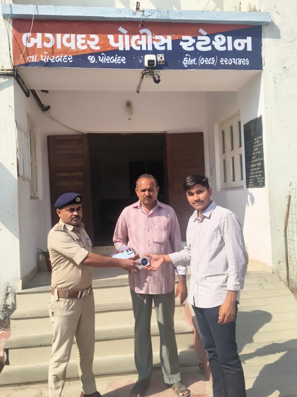 બગવદર પોલીસ દ્વારા તેરા તુજકો અર્પણ કાર્યક્રમ યોજાયો.