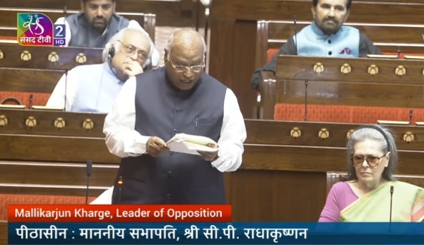 વિપક્ષના નેતા અને કોંગ્રેસ અધ્યક્ષ મલ્લિકાર્જુન ખડગે વિપક્ષના નેતા અને કોંગ્રેસ અધ્યક્ષ મલ્લિકાર્જુન ખડગે