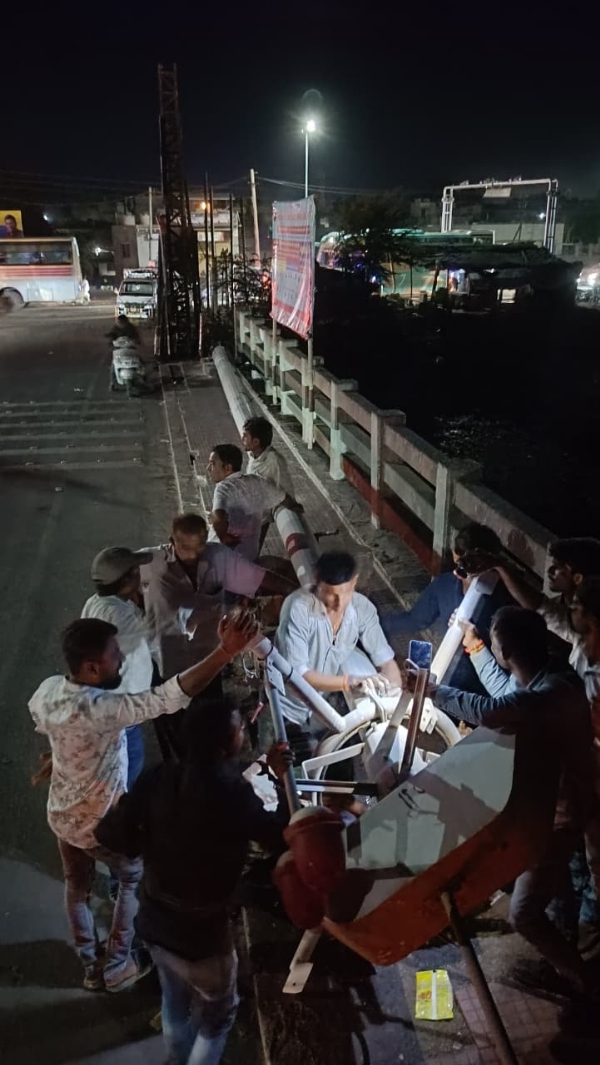 જ્યુબિલી પુલ નજીક તંત્ર દ્વારા ડીમોલેશન કરાયું.