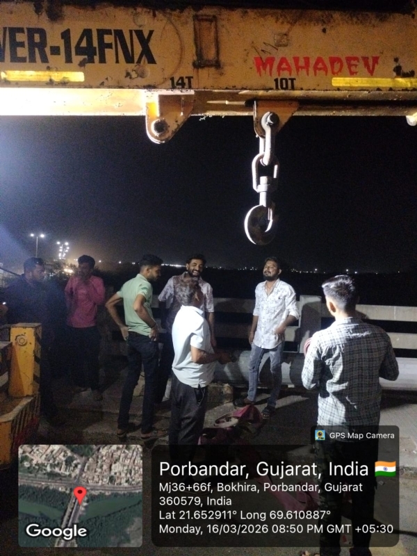 જ્યુબિલી પુલ નજીક તંત્ર દ્વારા ડીમોલેશન કરાયું.