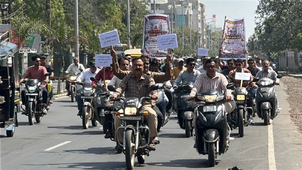 પોરબંદરમાં બિલ્ડરોએ બાઇક રેલી યોજી.