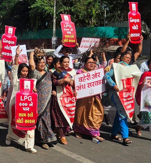 મહેસાણામાં મહિલા કોંગ્રેસનો LPG ભાવવધારા સામે વિરોધ, કાર્યકર્તાઓનો જોરદાર પ્રદર્શન મહેસાણામાં મહિલા કોંગ્રેસનો LPG ભાવવધારા સામે વિરોધ, કાર્યકર્તાઓનો જોરદાર પ્રદર્શન