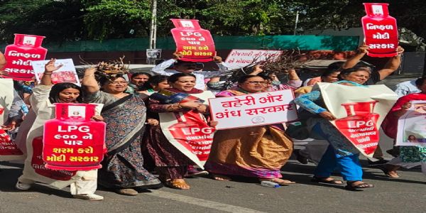 મહેસાણામાં મહિલા કોંગ્રેસનો એલપીજી ભાવવધારા સામે વિરોધ, કાર્યકર્તાઓનું જોરદાર પ્રદર્શન