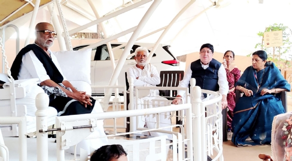 તલગાજરડા ખાતે પૂ. મોરારીબાપુના આશીર્વાદ લેવા ભક્તિબાપૂ અને દિલીપ સંઘાણી પરિવારની ઉપસ્થિતિ