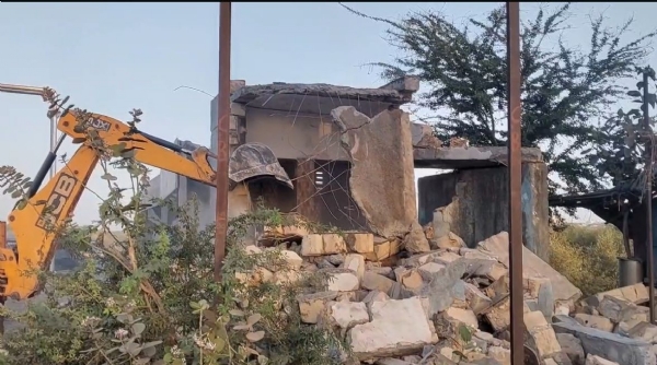 જ્યુબિલી પુલ નજીક તંત્ર દ્વારા ડીમોલેશન કરાયું.