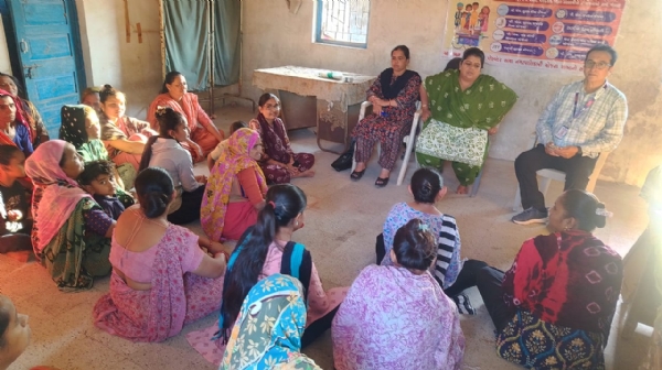 પોરબંદરના ખાપટ આંગણવાડી ખાતે પીએમ સ્વનિધિ યોજના અંગે પ્રચાર-પ્રસાર અને ફાઇનાન્સિયલ લિટરસી કેમ્પ યોજાયો.