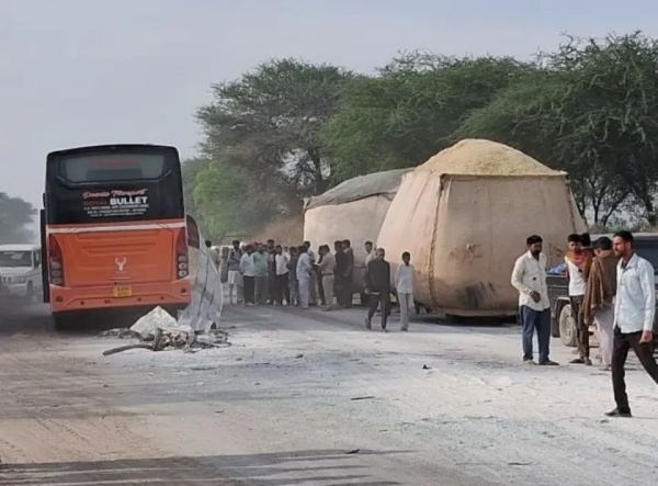 એક ખાનગી બસ અને ટ્રોલી વચ્ચે સામસામે ટક્કર